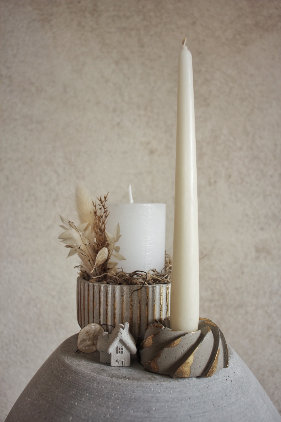 Zlacený betonový stojánek na kónickou svíčku "bábovička"