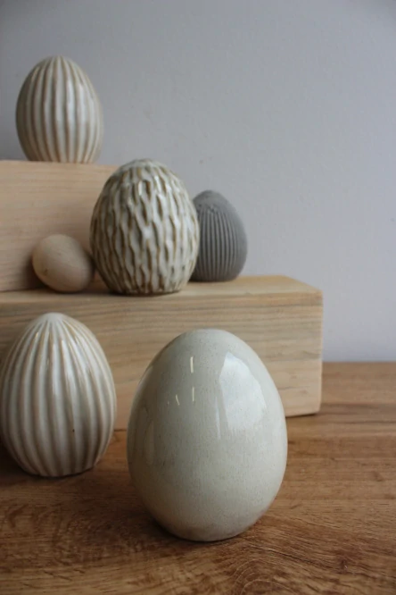 Minimalistické porcelánové vejce (hladké bez vzoru)