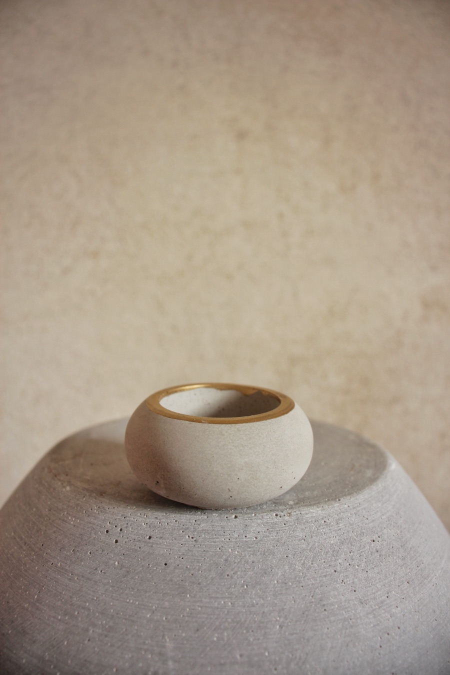 Betonový stojánek na čajovou svíčku