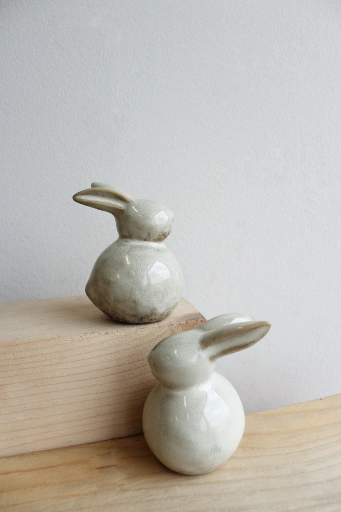 Minimalistický porcelánový zajíc 