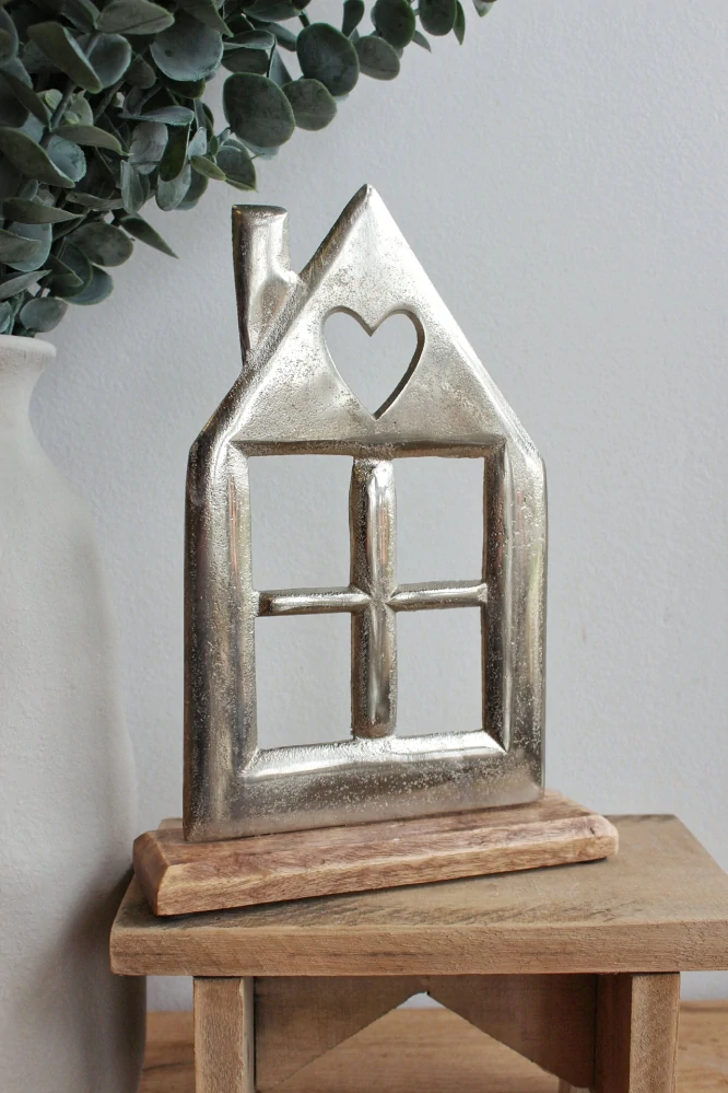 Kovový domeček na mangovém podstavci 