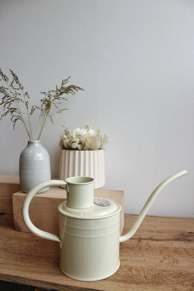 Designová kovová konev 1L - krémová