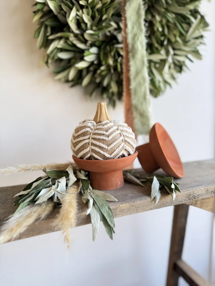 Betonový podnos na nožce v terakotové barvě