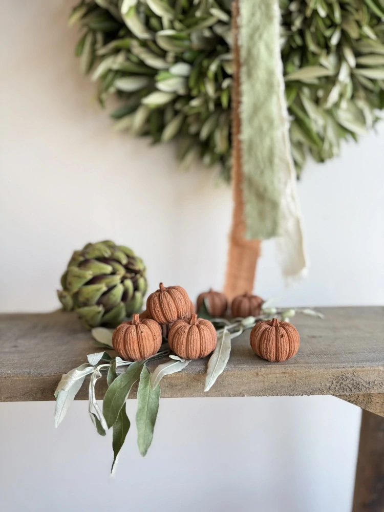 Malá betonová dýně v terakotové barvě