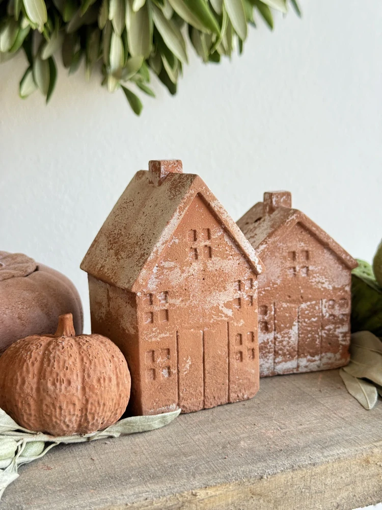 Betonový domeček v terakotové barvě 