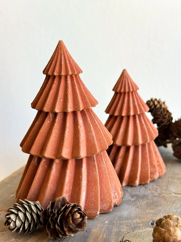 Betonový stromeček v terakotové barvě