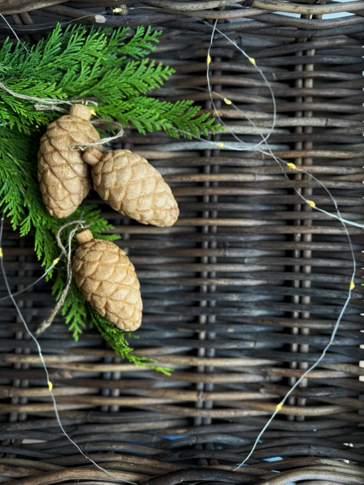 Dřevěná závěsná šiška 