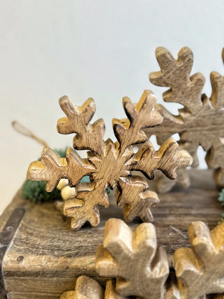 Závěsná dřevěná vločka 