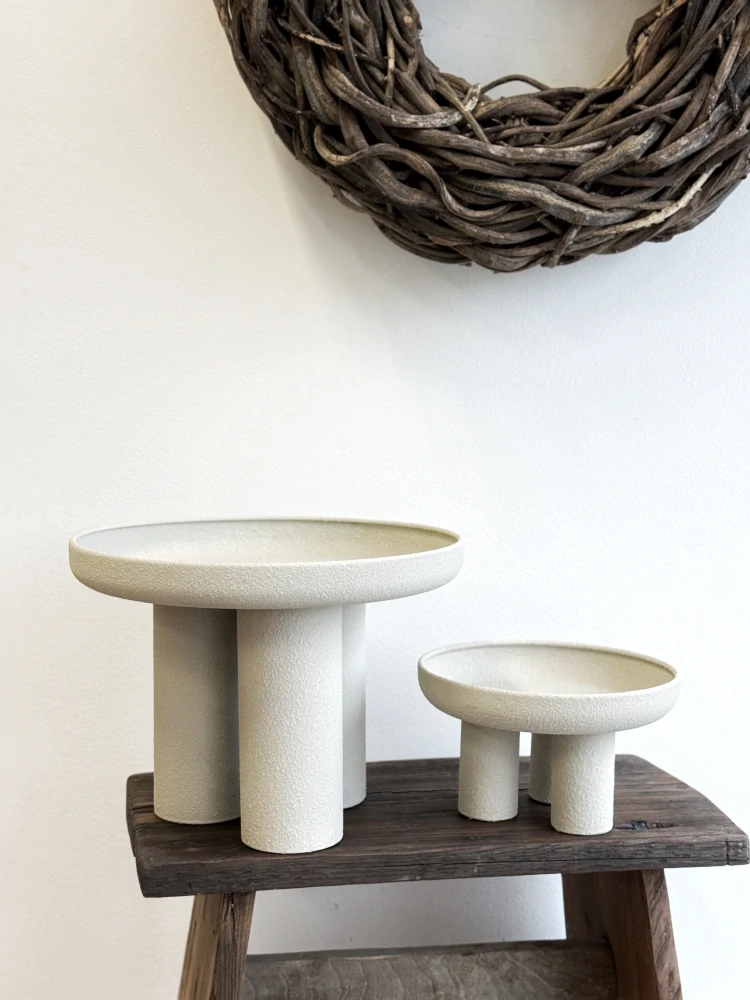 Designový kovový podnos na nožkách - malý