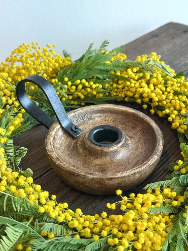 Svícen z exotického dřeva a kovovým madlem  