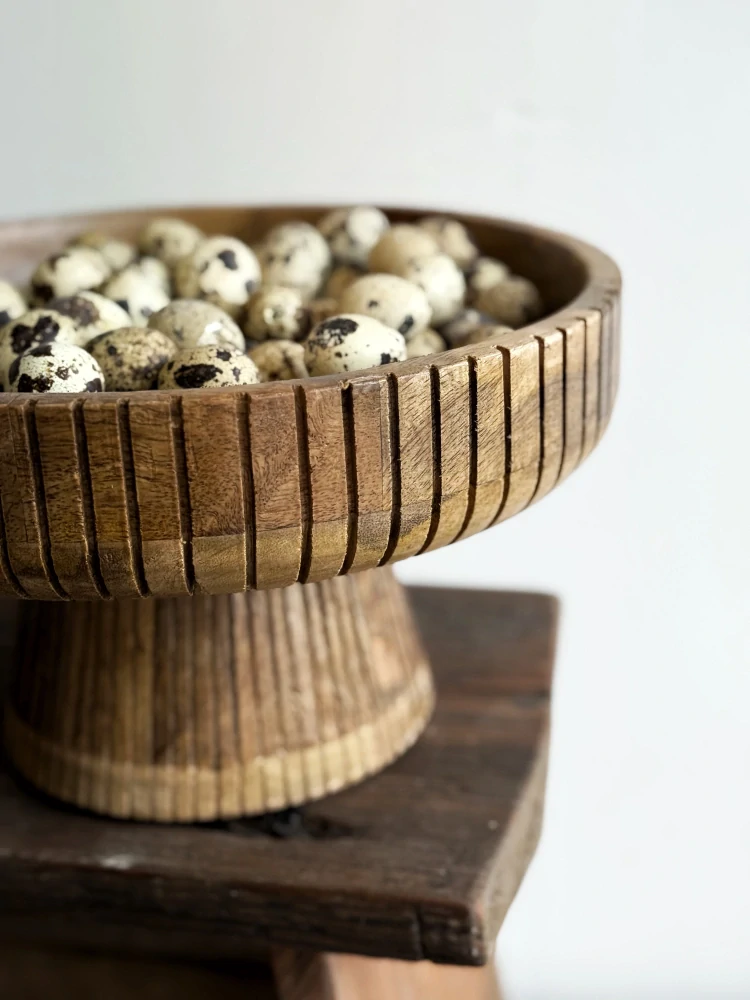 Dřevěná mísa na nožce z mangového dřeva