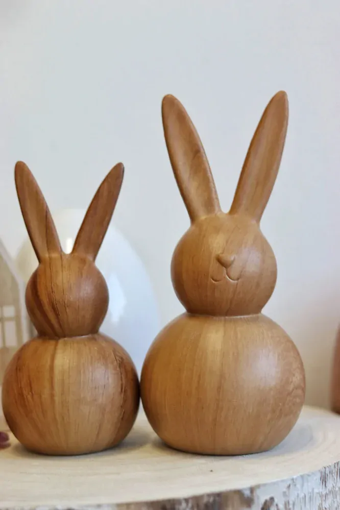 Keramický zajíc v dekoru dřeva 