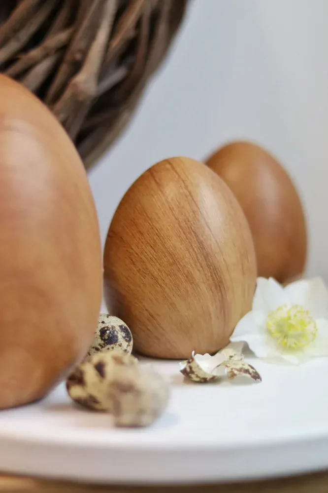 Keramické vejce v dekoru dřeva 