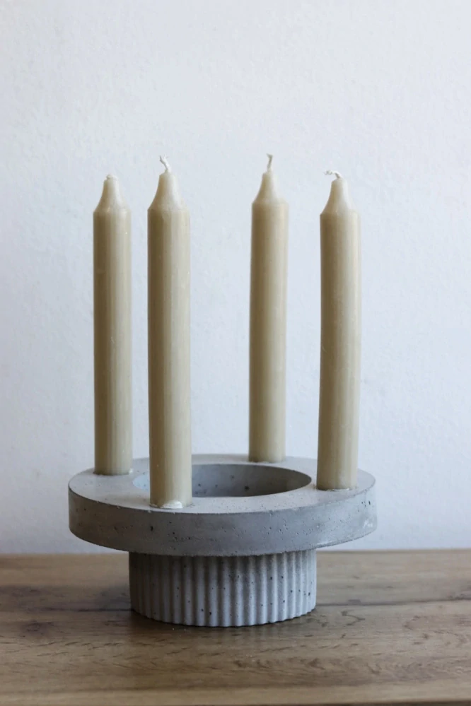 Kruhový betonový svícen na 4 svíčky 