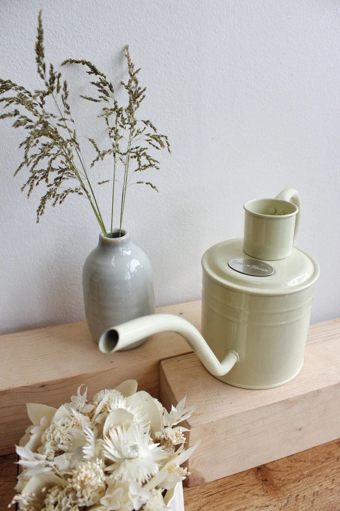 Designová kovová konev 1L - krémová