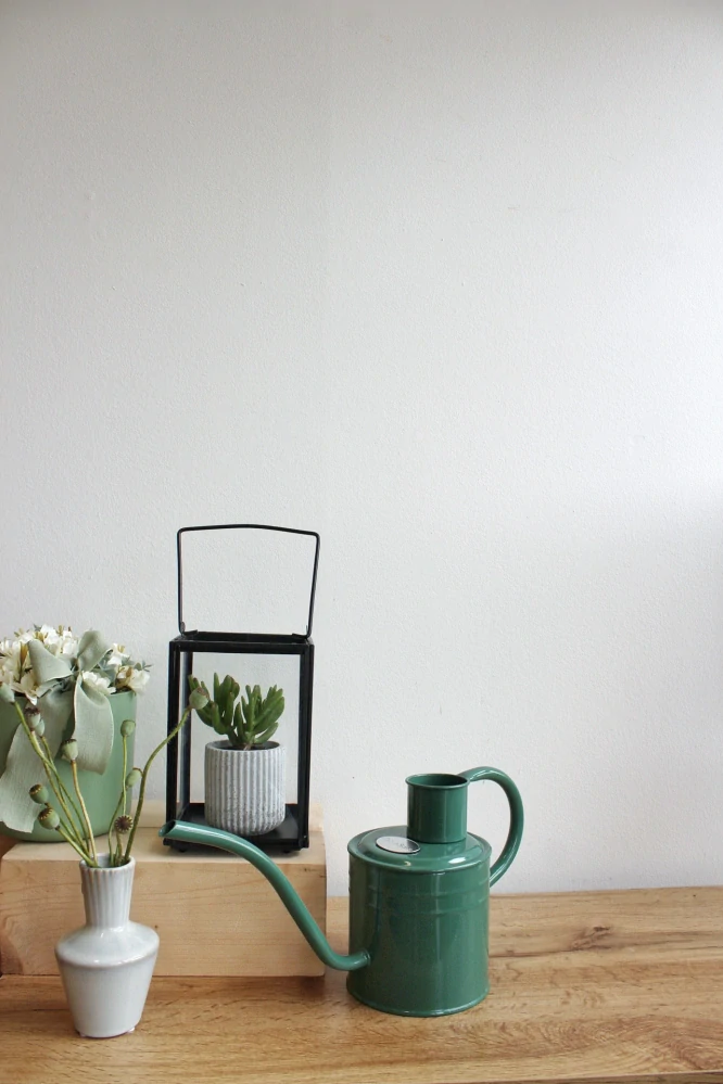 Designová kovová konev 1L - šedozelená