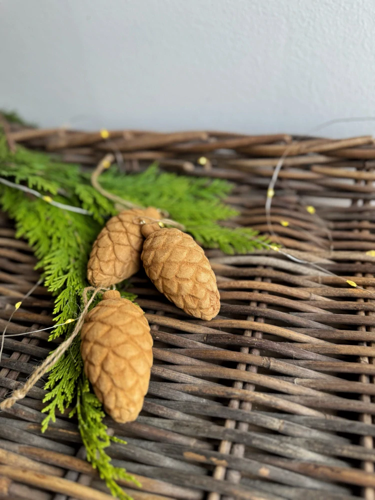 Dřevěná závěsná šiška 