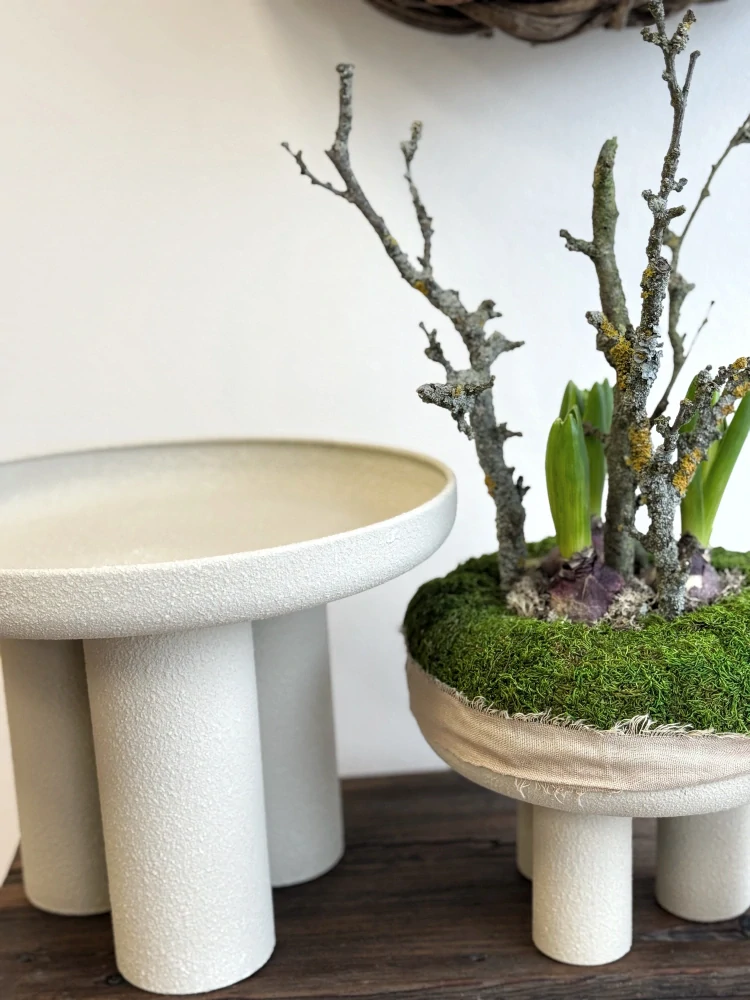 Designový kovový podnos na nožkách - malý