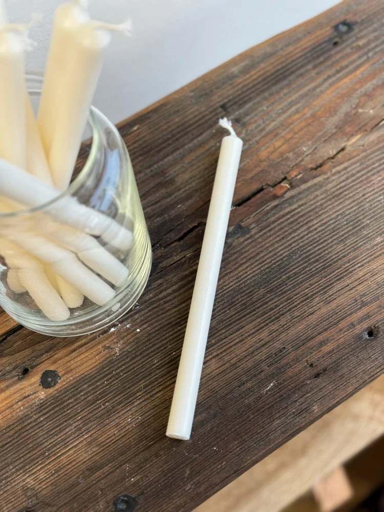 Tenká svíčka - krémová (20 x 1,3 cm) 