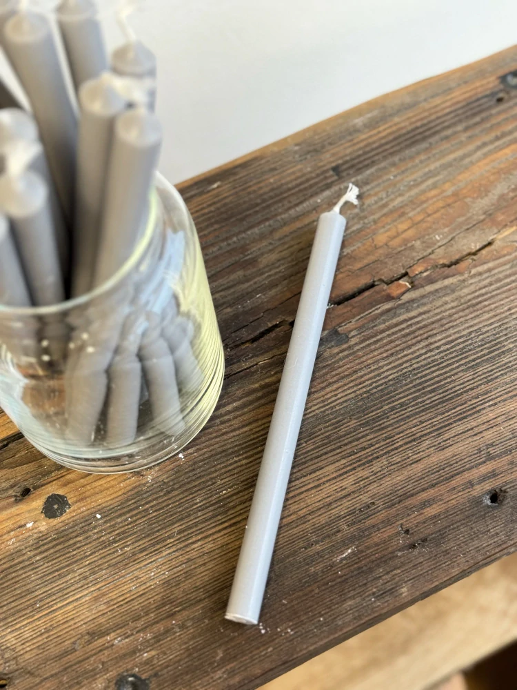 Tenká svíčka - šedá (20 x 1,3 cm) 