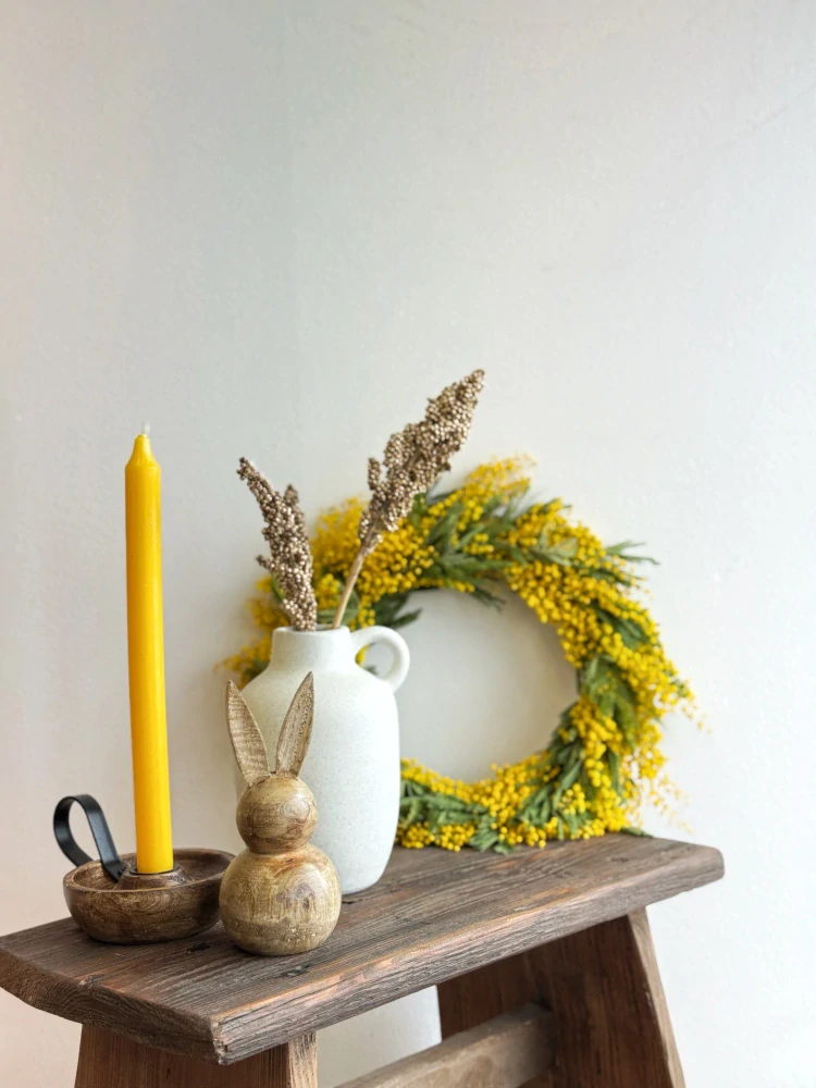 Svícen z exotického dřeva a kovovým madlem  