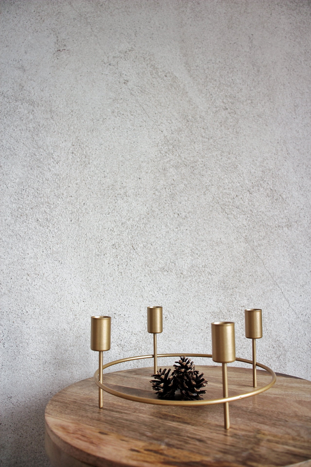 Zlatý kulatý kovový svícen 