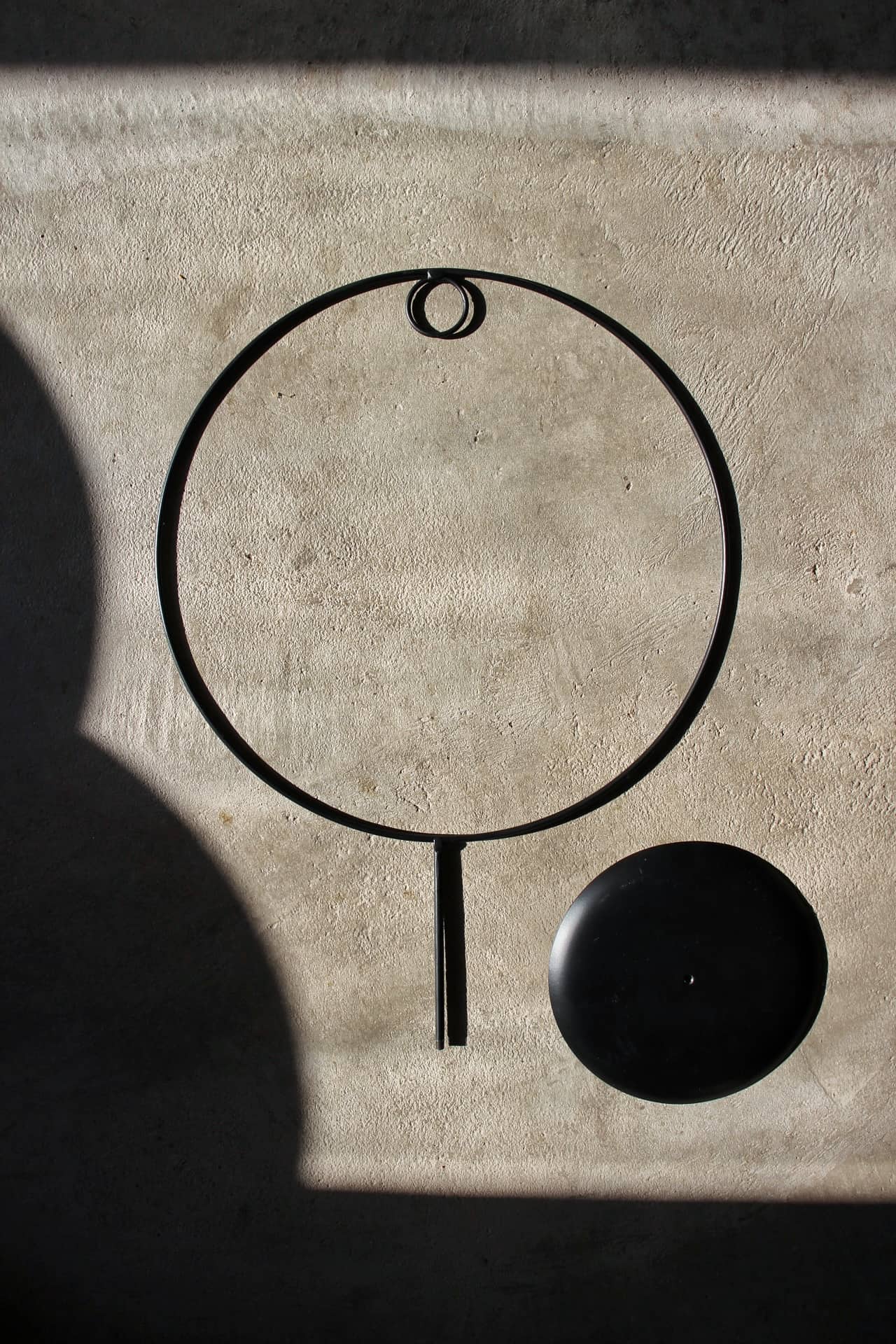 Kovový kruh k aranžování věnce na stojanu