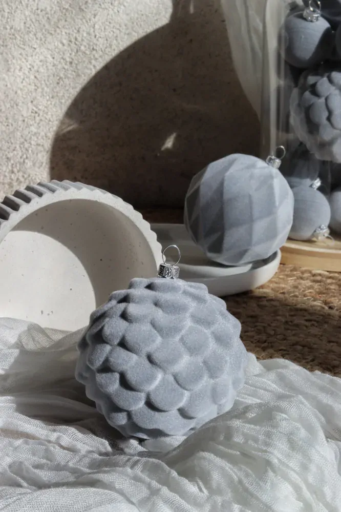 Šedá sametová baňka 