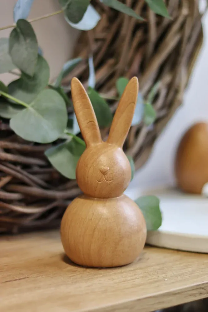 Keramický zajíc v dekoru dřeva 
