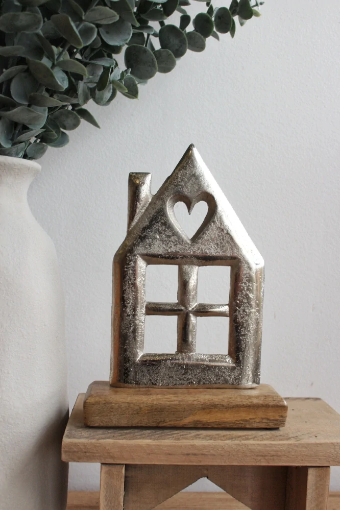 Kovový domeček na mangovém podstavci 