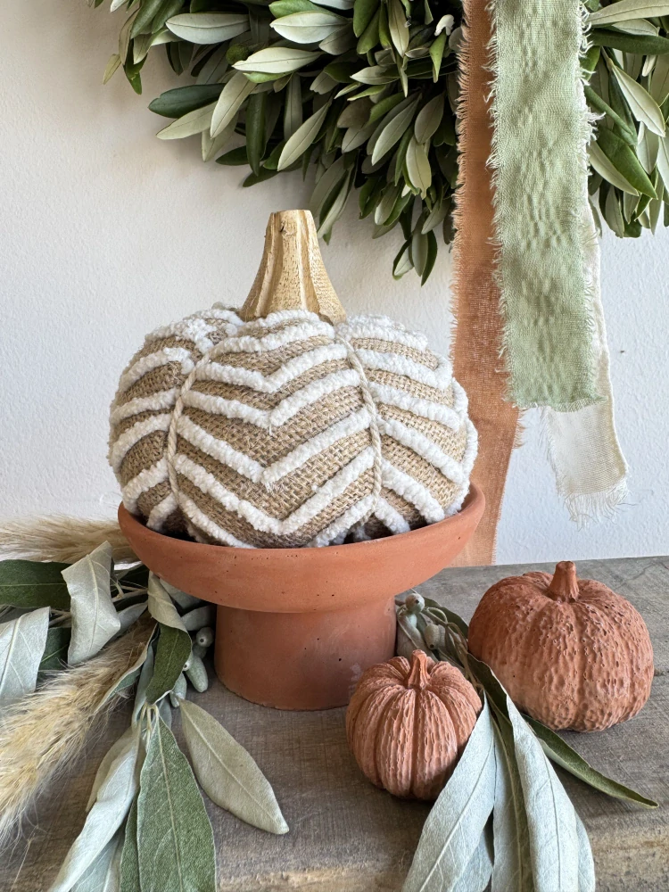 Betonový podnos na nožce v terakotové barvě