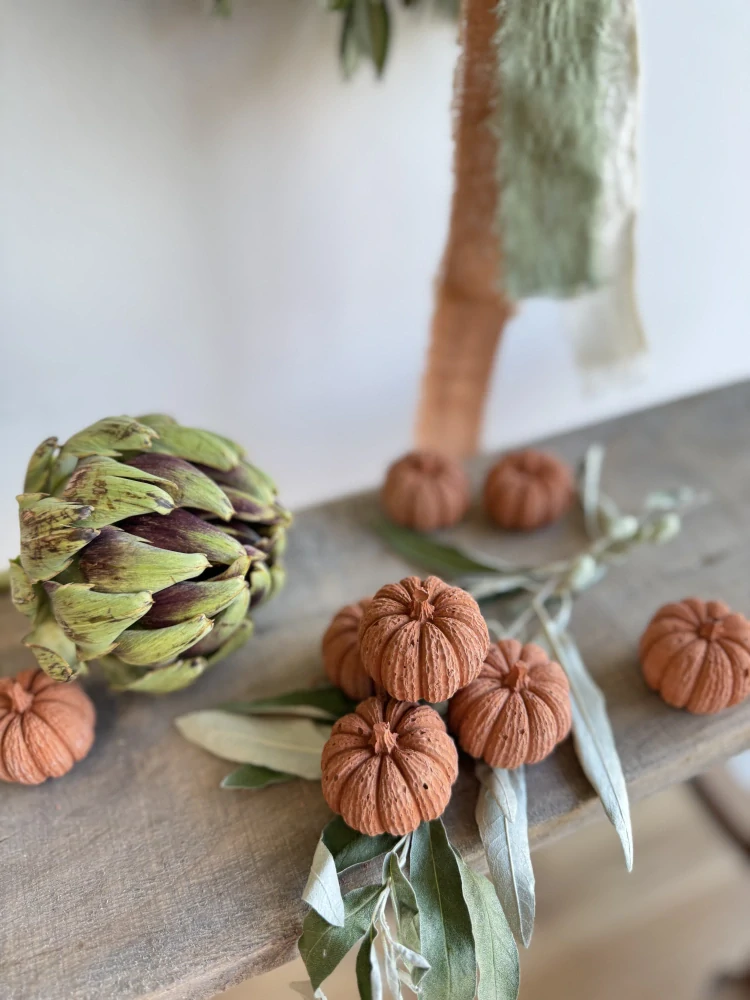 Malá betonová dýně v terakotové barvě