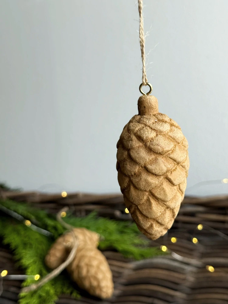 Dřevěná závěsná šiška 