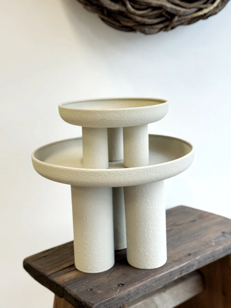 Designový kovový podnos na nožkách - malý