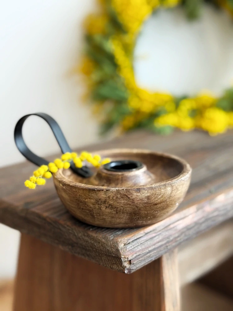 Svícen z exotického dřeva a kovovým madlem  