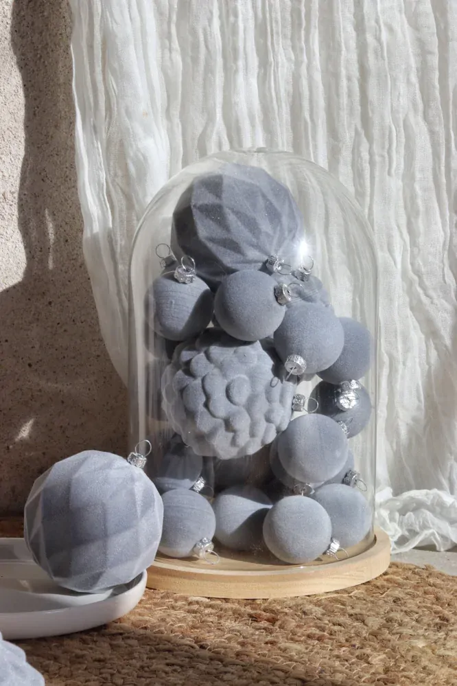 Šedá sametová baňka 