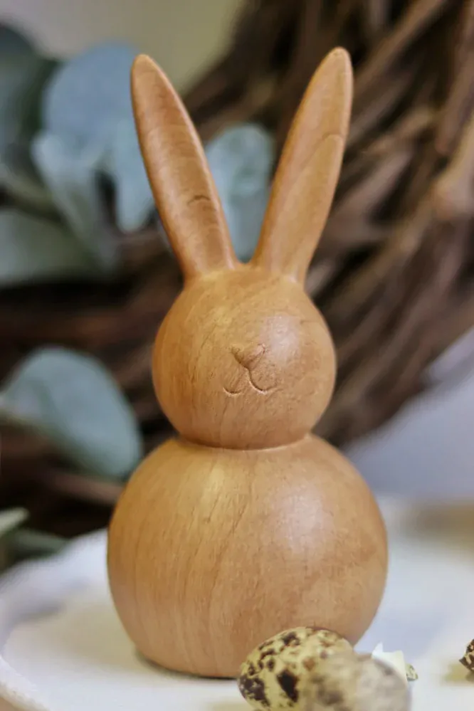 Keramický zajíc v dekoru dřeva 