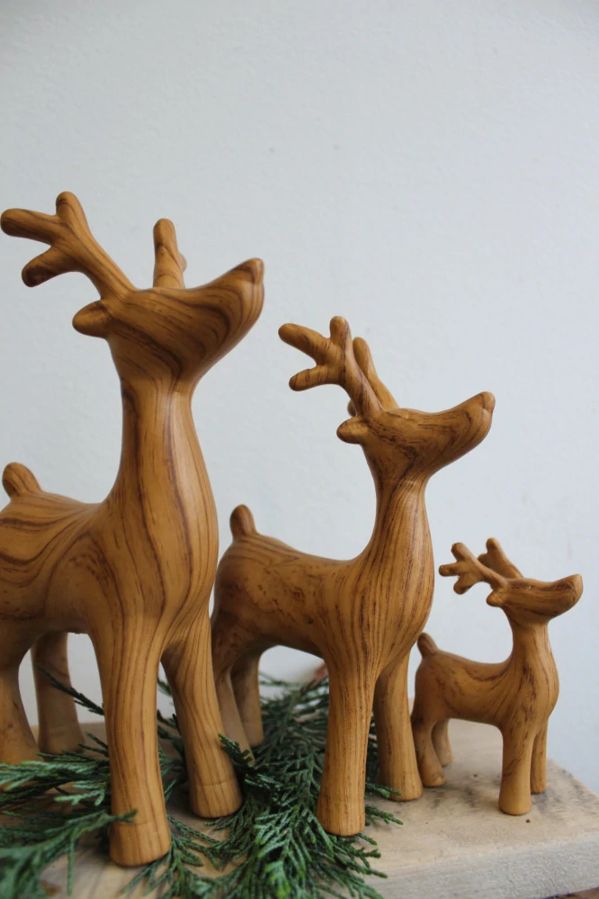 Keramický jelen v dekoru dřeva 