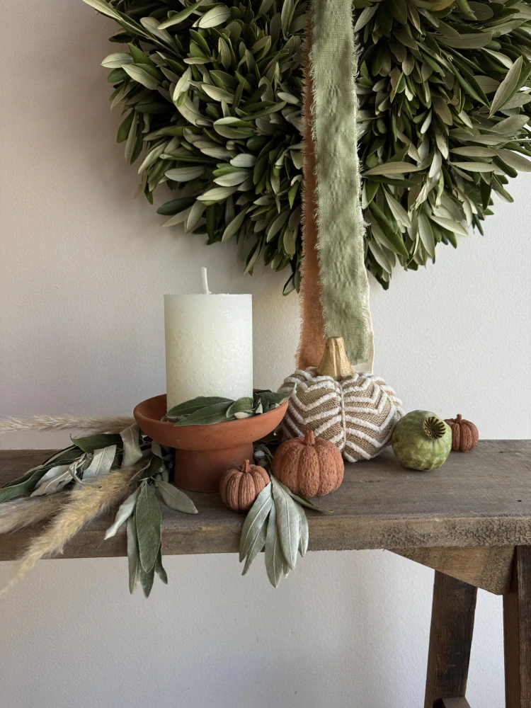 Betonový podnos na nožce v terakotové barvě