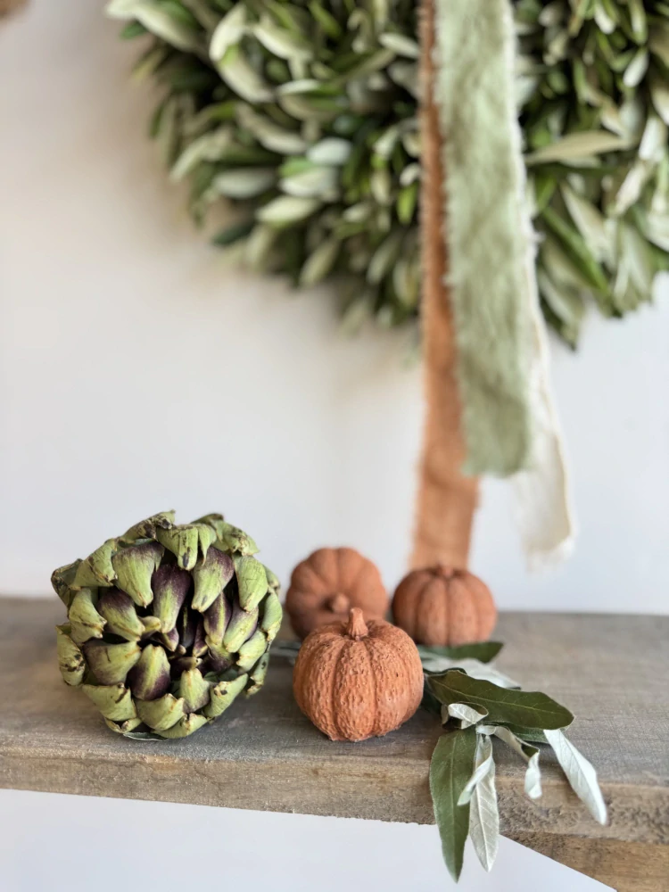 Malá betonová dýně v terakotové barvě