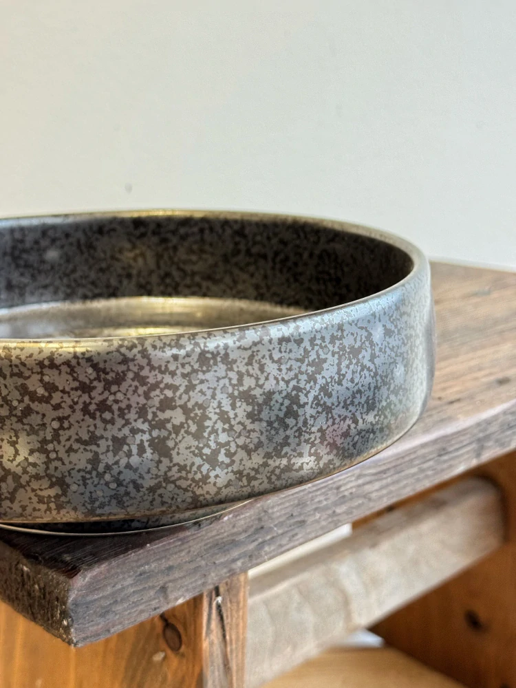 Kulatá mísa v granitovo-stříbrné barvě k dekorování