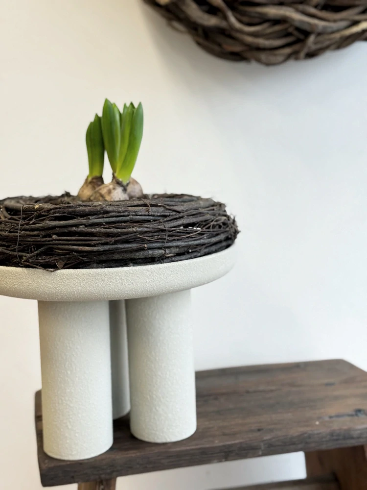 Designový kovový podnos na nožkách - malý