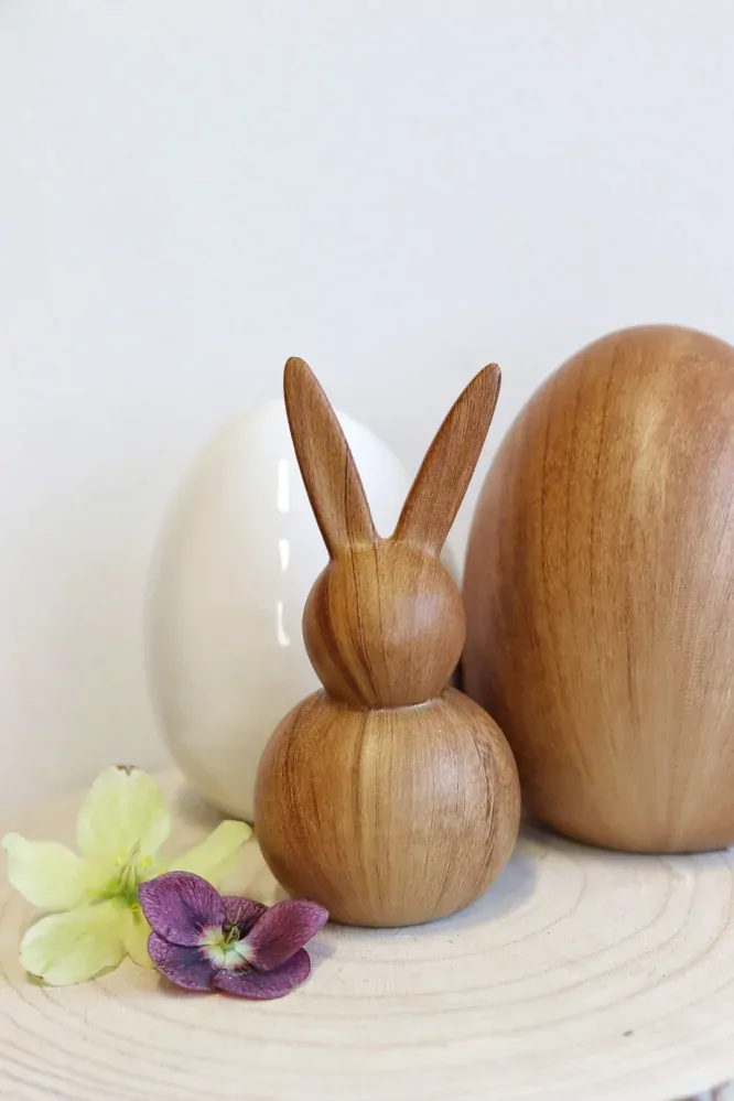 Keramický zajíc v dekoru dřeva 