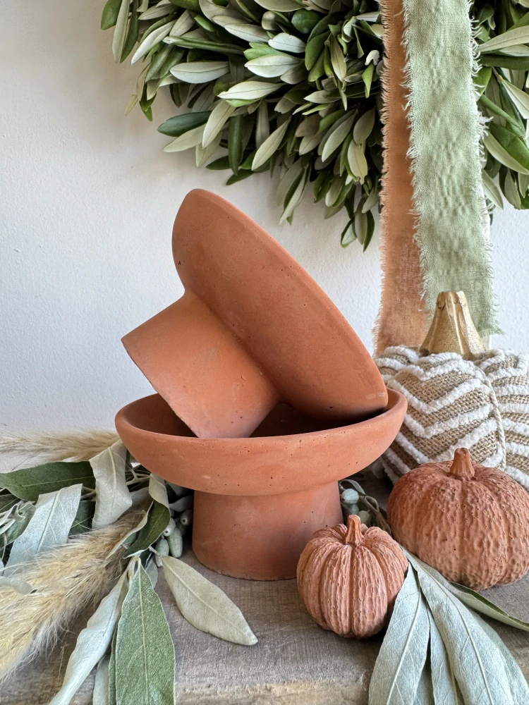 Betonový podnos na nožce v terakotové barvě