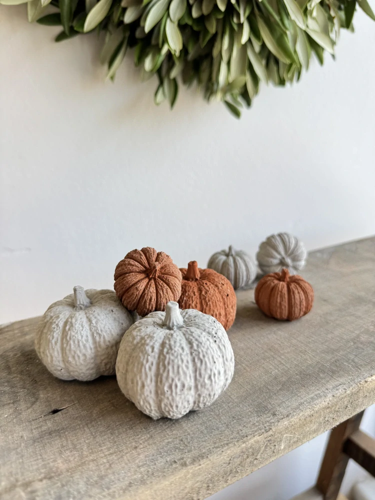 Malá betonová dýně v terakotové barvě