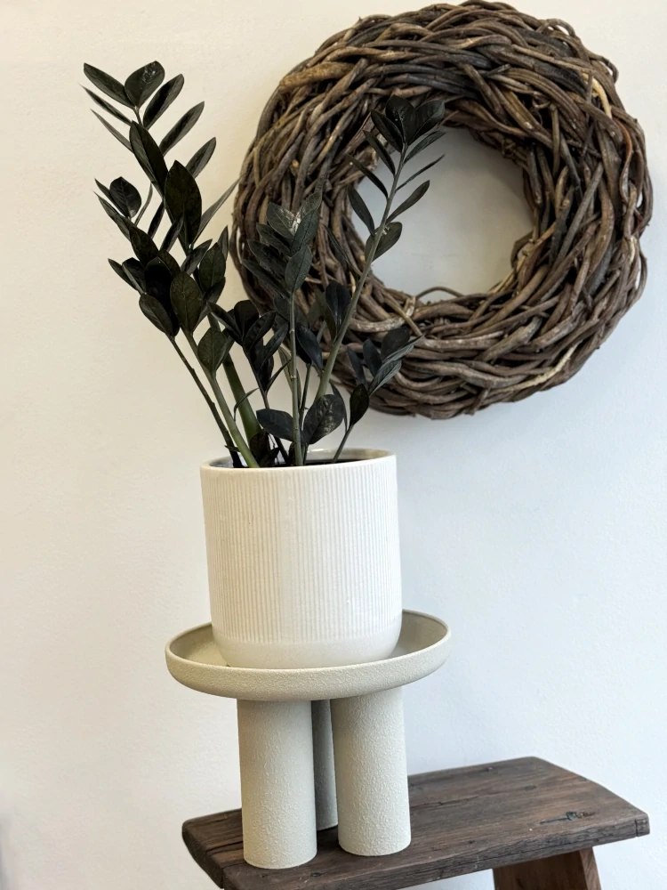 Designový kovový podnos na nožkách - malý