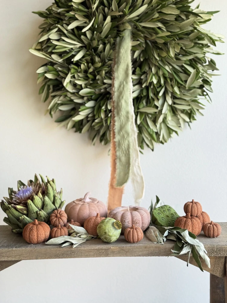 Malá betonová dýně v terakotové barvě