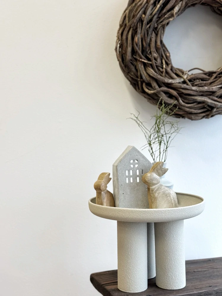 Designový kovový podnos na nožkách - malý