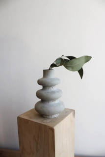 Minimalistická betonová vázička