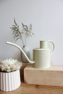 Designová kovová konev 1L - krémová